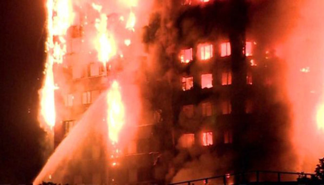 Hình ảnh tòa nhà đang bốc cháy - Ảnh: BBC