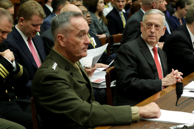 Bộ trưởng Quốc phòng Mỹ James Mattis (phải) và Chủ tịch Hội đồng tham mưu trưởng liên quân Mỹ Joseph Dunford (trái) trong cuộc điều trần ngày 12-6 - Ảnh: Reuters