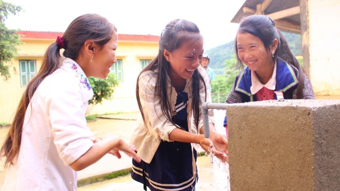 Niềm vui của các em học sinh Trường PTDT bán trú - THCS Lê Văn Tám khi nước được dẫn về tận trường - Ảnh: Hà Thanh