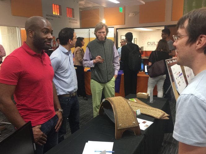 Các nhà sáng lập, doanh nghiệp nhỏ trao đổi với nhau tại một buổi sinh hoạt dành cho cộng đồng khởi nghiệp ở American Underground, thành phố Durham, bang North Carolina - Ảnh: Như Bình