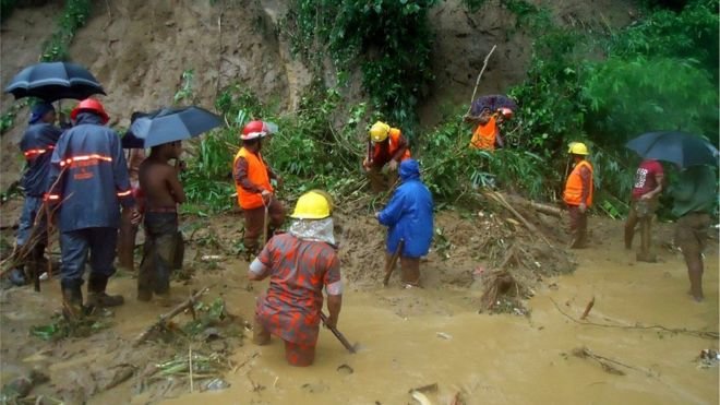 Công tác cứu hộ nạn nhân lở đất đang bị cản trở bởi thời tiết xấu - Ảnh: AFP