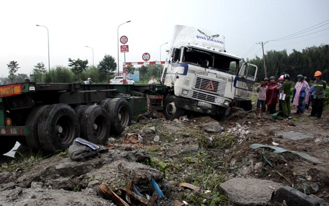 Sau khi gây tai nạn xe đầu kéo lao lên mô đất bên trong làn xe máy - Ảnh: Lê Phan