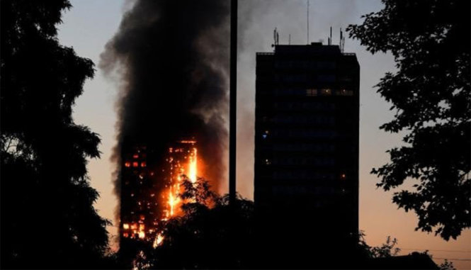 Đám cháy nhìn từ xa, lúc 5h ngày 14-6 tại London - Ảnh: Telegraph