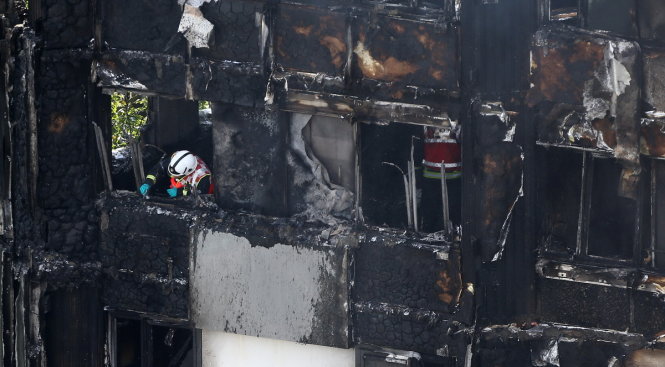 Cận cảnh các căn hộ bị cháy đen - Ảnh: Reuters