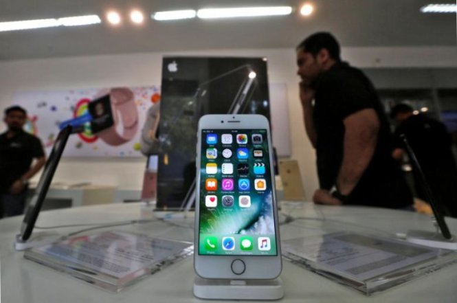 Một chiếc iPhone trưng bày tại cửa hàng của Apple tại Mumbai, Ấn Độ - Ảnh: Reuters