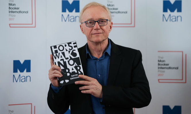 Nhà văn David Grossman bên cuốn sách đoạt giải Man Booker của ông - Ảnh: AFP