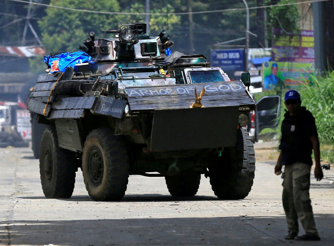 Xe thiết giáp bọc gỗ của quân đội Philippines trên đường phố Marawi ngày 14-6. Dòng chữ phía trước xe có nghĩa: 