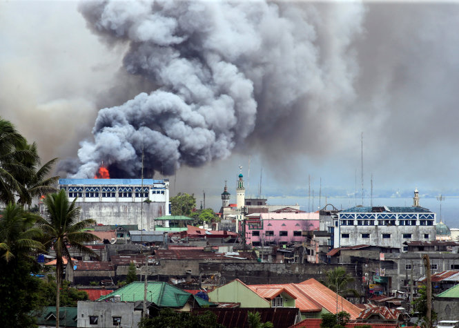 Khói bốc lên sau đợt không kích bằng rocket của trực thăng quân đội Philippines vào vị trí nghi có khủng bố Maute ngày 14-6 - Ảnh: Retuers