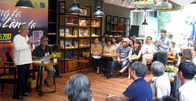 Rất đông người yêu thơ và bạn bè đồng nghiệp đến buổi giao lưu với nhà thơ Nguyễn Duy - Ảnh: L.Điền