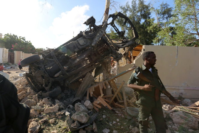 Cảnh tan hoang trước khu khách sạn Posh bị xe bom phá hủy - Ảnh: Reuters