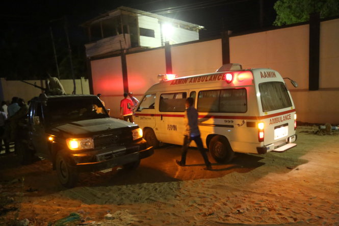 Xe cứu thương và xe của lực lượng an ninh có mặt tại hiện trường vụ tấn công khu khách sạn Posh Hotel - Ảnh: Reuters