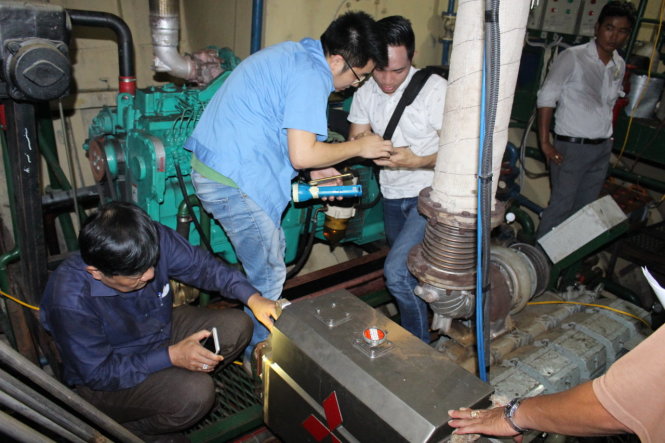 Các kỹ sư của hãng Mitsubishi (Nhật Bản) tại Singapore kiểm rra máy trên tàu vỏ thép của ngư dân Nguyễn Văn Lý - Ảnh: Thái Thịnh