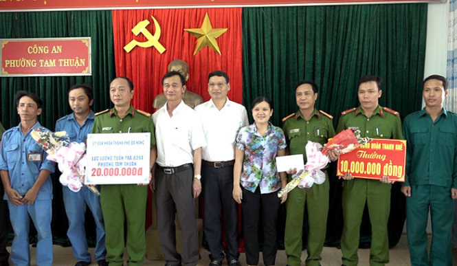 UBND TP Đà Nẵng, UBND quận Thanh Khê thưởng nóng công an phường Tam Thuận trưa 15-6 - Ảnh: Đ.CƯỜNG