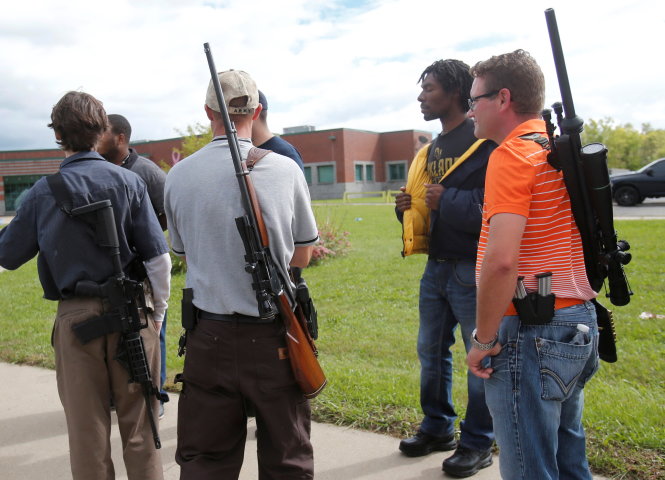 Những người ủng hộ súng trong buổi tuần hành đeo súng ở thành phố Detroit, bang Michigan, vào tháng 9- 2014 - Ảnh: Reuters