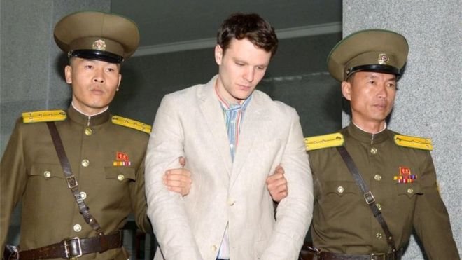 Sinh viên Otto Warmbier bị cảnh sát Triều Tiên bắt giữ - Ảnh: Reuters