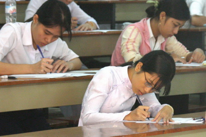 Thí sinh đang làm bài thi môn văn tại một kỳ thi học sinh giỏi quốc gia - Ảnh tư liệu Tuổi Trẻ