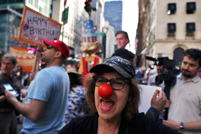 Một nhóm người biểu tình chống Tổng thống Trump ở New York (Mỹ) nhân ngày sinh nhật ông (14-6) - Ảnh: AFP