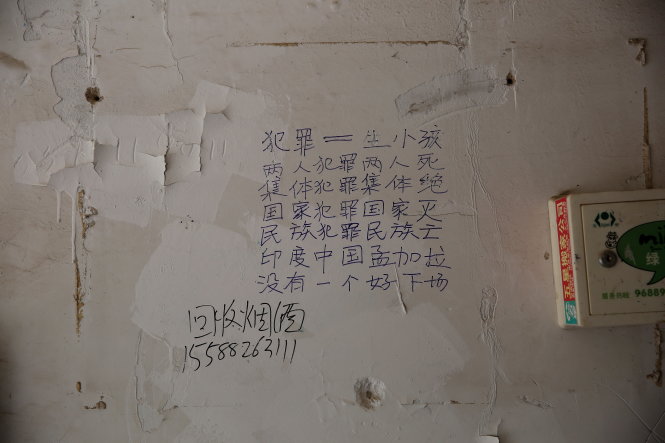 Những dòng chữ trên tường của nhà hung thủ cho thấy hắn thù đời vì sinh ra bệnh tật - Ảnh: Reuters