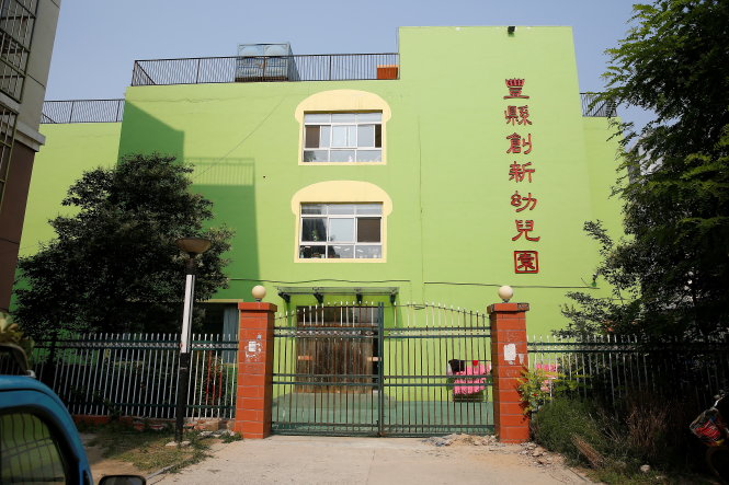 Trường mẫu giáo ở Phong Huyện, nơi bị nổ bom chiều 14-6 - Ảnh: Reuters