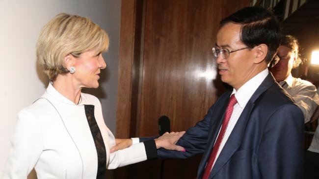 Đại sứ Trung Quốc tại Úc Cheng Jingye (phải) và Ngoại trưởng Úc Julie Bishop (trái) trong một sự kiện - Ảnh chụp màn hình