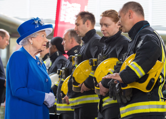 Nữ hoàng Anh Elizabeth hỏi thăm những người lính cứu hỏa đã tham gia chữa cháy ở Grenfell - Ảnh: Reuters