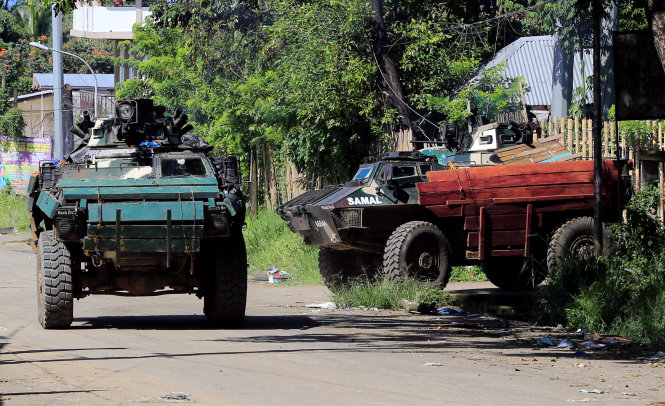 Xe bọc thép ốp gỗ của quân đội Philippines tại thành phố Marawi. Một sĩ quan quân đội tin rằng những tấm gỗ này có thể cản được đạn chống tăng của bọn khủng bố - Ảnh: Reuters