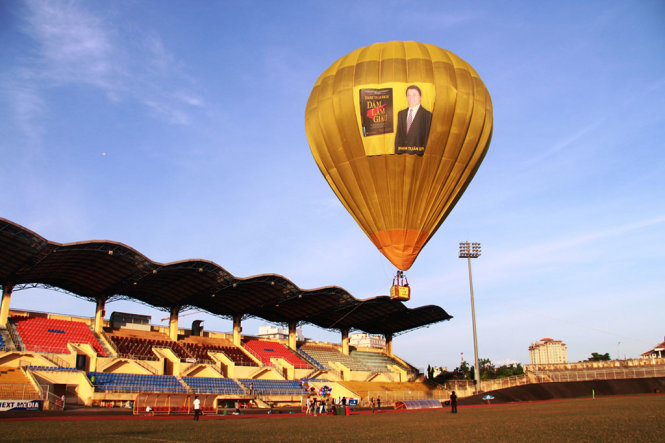 Chiếc khinh khí cầu được thuê từ Thái Lan về để sử dụng cho hoạt động giới thiệu sách - Ảnh: NHẬT LINH