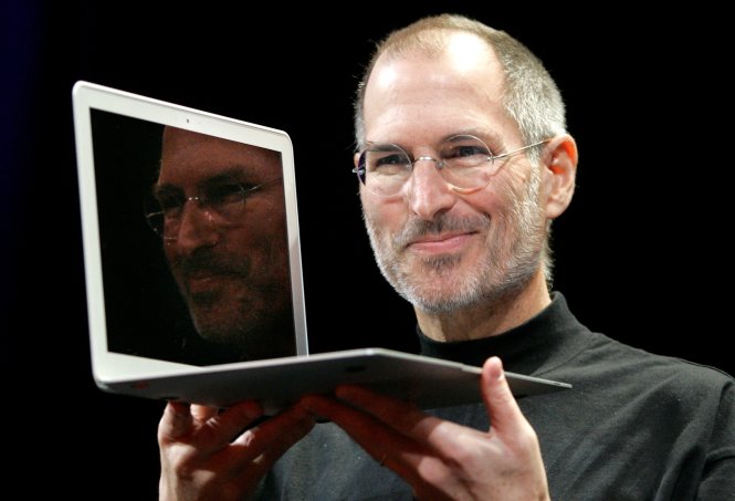CEO Steve Jobs (đã qua đời ở tuổi 56) của Apple và chiếc máy tính Mac - Ảnh: Toledoblade