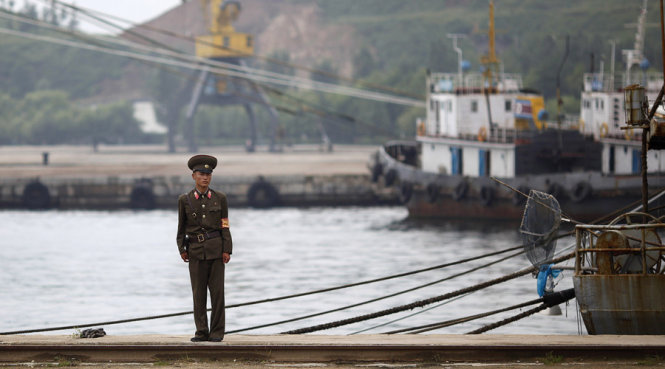 Một người lính đang đứng canh gác tại khu vực cảng thành phố Rason, Triều Tiên - Ảnh: Reuters