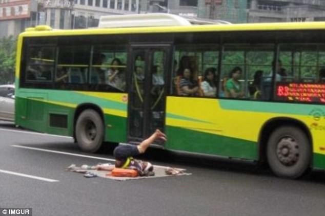 Yoga 'đích thực': vẫn tập bất chấp xe cộ trên đường. Ảnh chụp tại thành phố Quảng Châu, Trung Quốc.
