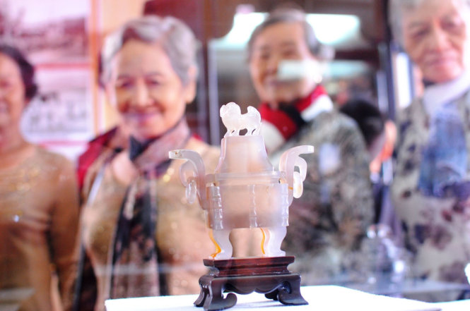 Du khách đang thưởng lãm các bảo vật triều Nguyễn tại Bảo tang Lâm Đồng - Ảnh: LÂM THIÊN