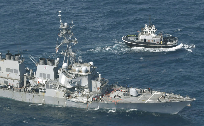 Tàu khu trục USS Fitzgerald bên cạnh một chiếc tàu lai dắt (phải) ở ngoài khơi Shimoda, Nhật Bản ngày 17-6 - Ảnh: Reuters