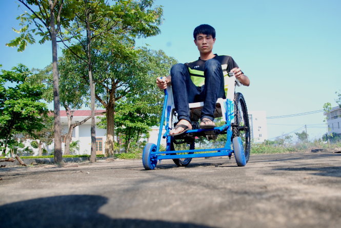 Nguyễn Mạnh Hùng ngồi trên xe lăn “biểu diễn” một vòng - Ảnh: Q.NAM