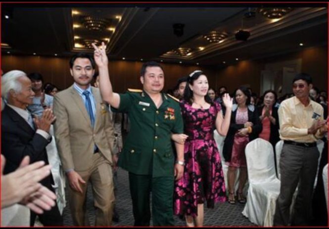 Bị can Lê Xuân Giang mặc quân phục mạo danh doanh nghiệp Bộ Quốc phòng tại một sự kiện do Liên kết Việt tổ chức - Ảnh tư liệu
