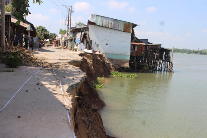 Hiện trường vụ sạt lở bờ sông Vàm Nao, huyện Chợ Mới (tỉnh An Giang) nhấn chìm 16 căn nhà, xảy ra ngày 24-4 - Ảnh: TIẾN TRÌNH