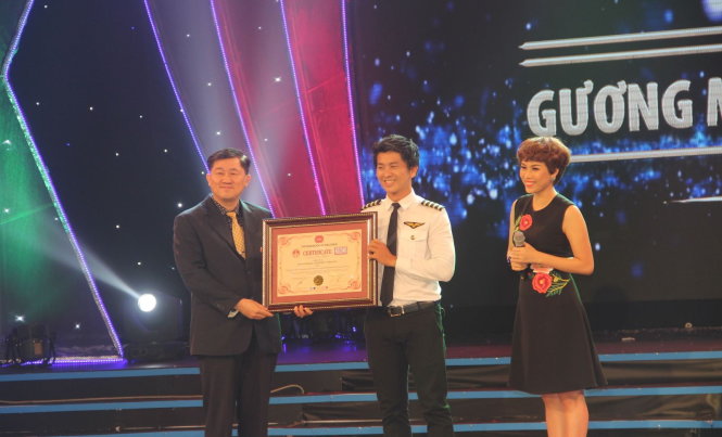 Nguyễn Phương nhận bằng xác nhận Kỷ lục gia Việt Nam đầu tiên trình diễn ảo thuật tương tác với màn hình LED 4D tại chương trình Gương mặt truyền hình 2017 hôm