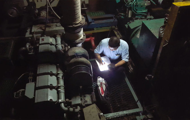 Tổ thẩm định độc lập do UBND tỉnh Bình Định thành lập thẩm định máy Mitsubishi lắp trên tàu vỏ thép của ngư dân Trần Văn Hạo (TP Quy Nhơn, tỉnh Bình Định) – Ảnh: DUY THANH
