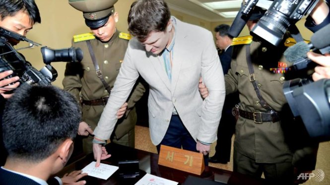 Otto Warmbier tại phiên tòa xét xử anh ở Triều Tiên - Ảnh: AFP
