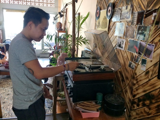 Nghe những bài ca phát ra từ chiếc máy hát đĩa than là nét độc đáo ở một quán cà phê tại Sài Gòn