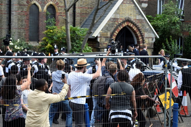 Người dân la ó đuổi theo xe thủ tướng Anh sau khi bà rời một nhà thờ ở London ngày 16-6 - Ảnh: Reuters