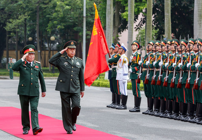 Bộ trưởng Bộ Quốc phòng Ngô Xuân Lịch và Phó bí thư Quân ủy Trung Ương , Bộ trưởng Bộ Quốc phòng Trung Quốc Phạm duyệt đội danh dự 
 tại Lễ đón chính thức tại Bộ Quốc phòng - Ảnh: VIỆT DŨNG