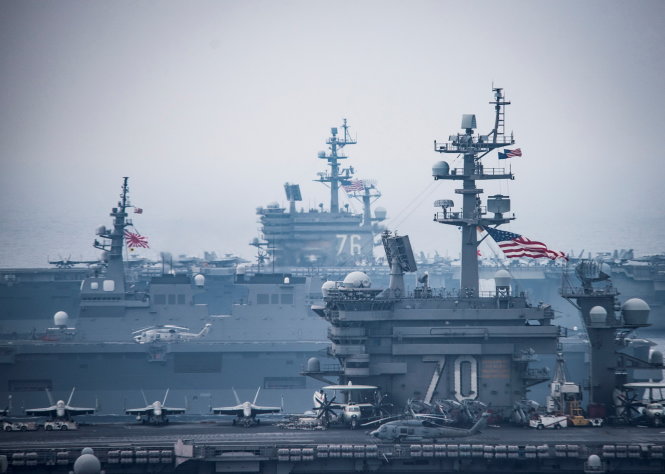 Tàu USS Carl Vinson (phải) và USS Ronald Reagan di chuyển trên Biển Nhật Bản hồi đầu 6-2017 - Ảnh: Reuters