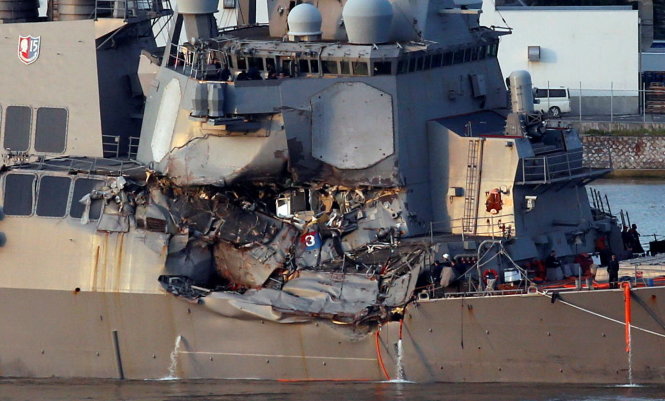 Tàu chiến Mỹ USS Fitzgerald bị hư hại nặng và có nghi ngờ thủy thủ còn bị kẹt trong phần tàu bị bẹp dúm - Ảnh: Reuters
