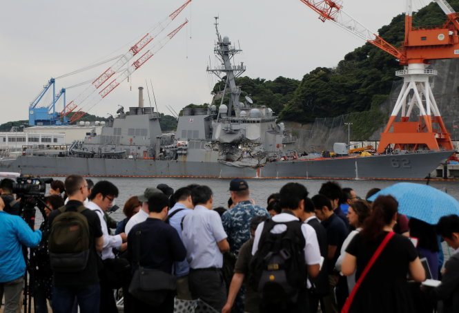 Giới truyền thông săn tin tập trung tại cảng Yokosuka của Nhật vào ngày 18-6 nơi tàu USS Fitzgerald đang neo đậu - Ảnh: Reuters