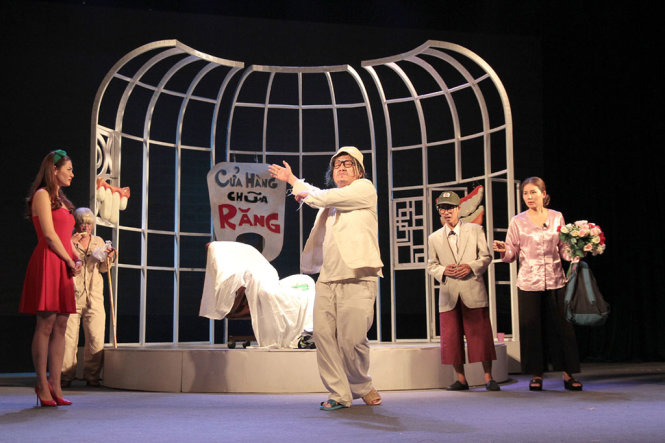 Chí Trung (nhân vật đội mũ, mặc quần áo trắng) trong vai nhà thơ của tiểu phẩm “Ra mắt bố vợ” - Ảnh: Nhà hát Tuổi Trẻ cung cấp