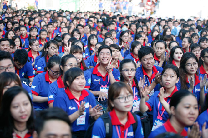 2.000 sinh viên tình nguyện tham gia lễ ra quân - Ảnh: NAM TRẦN