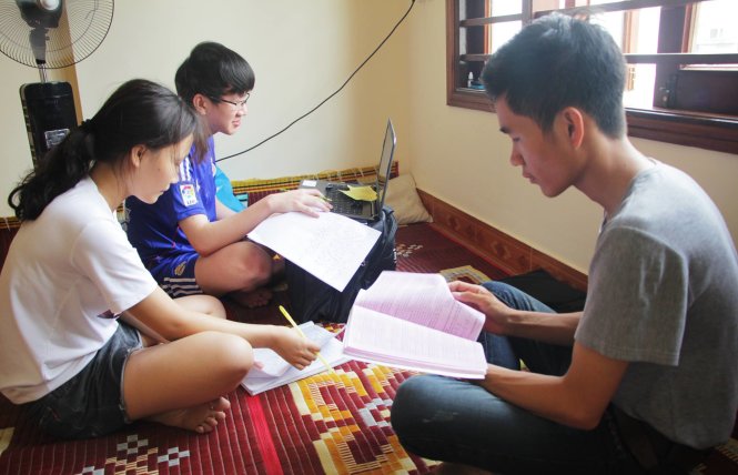 Học sinh Nghệ An ôn tập chuẩn bị cho kỳ thi THPT quốc gia 2017 - Ảnh: Doãn Hòa