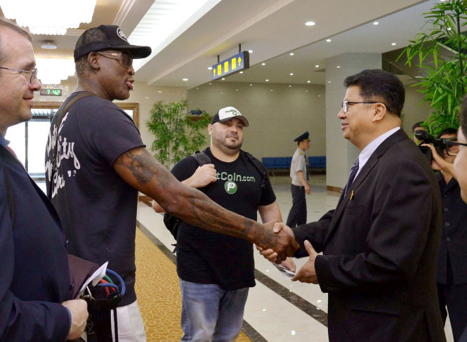 Cựu ngôi sao bóng rổ Mỹ Dennis Rodman bắt tay với một quan chức Triều Tiên trước khi rời đi tại sân bay quốc tế Bình Nhưỡng tại Bình Nhưỡng, Triều Tiên - Ảnh: Reuters