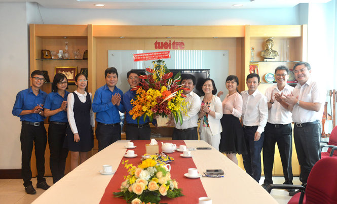 Anh Phạm Hồng Sơn tặng hoa chúc mừng báo Tuổi Trẻ - Ảnh: DUYÊN PHAN