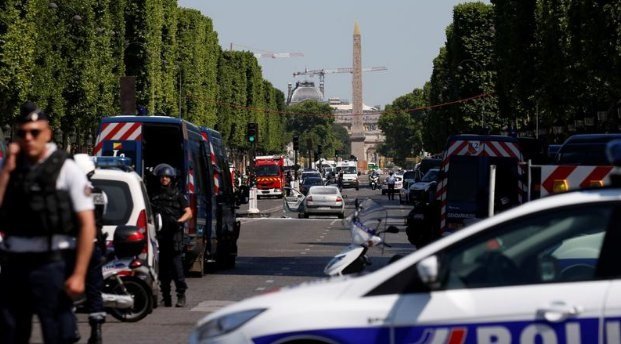 Cảnh sát phong tỏa đại lộ Champs-Élysées - Ảnh: Twitter